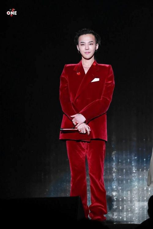 G-Dragon vẫn đốn tim fan dù mặc trang phục nữ của chaaa - 4