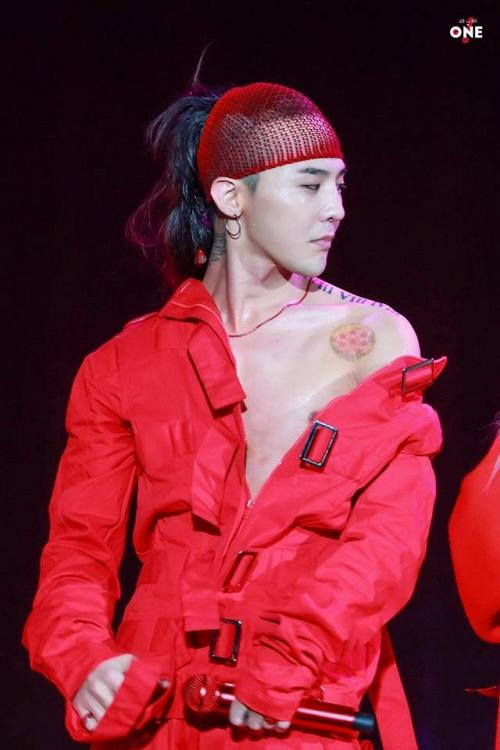 G-Dragon vẫn đốn tim fan dù mặc trang phục nữ của chaaa - 5