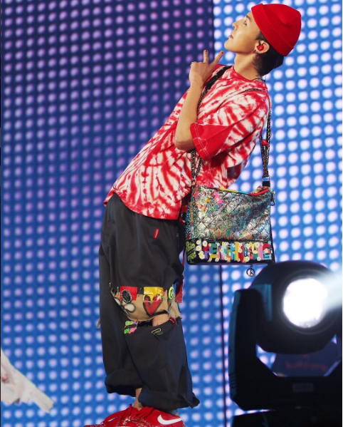 Chiếc túi này có gì đặc biệt mà G-Dragon mang từ sân bay lên thẳng sân khấu tại Thái Lan? Chiếc túi này có gì đặc biệt mà G-Dragon mang từ sân bay lên thẳng sân khấu tại Thái Lan?