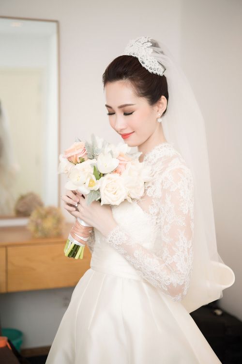 Váy cưới đính 1000 viên pha lê của Đặng Thu Thảo được làm trong một tháng