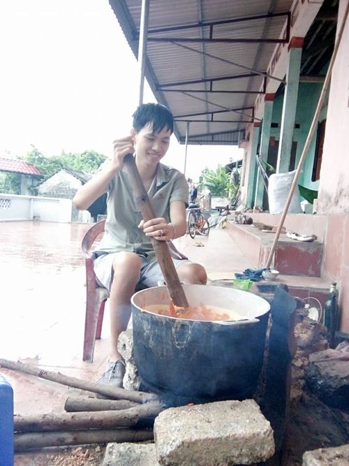 Cô dâu xinh đẹp đẩy xe lăn cho chồng trong đám cưới ở Bắc Giang