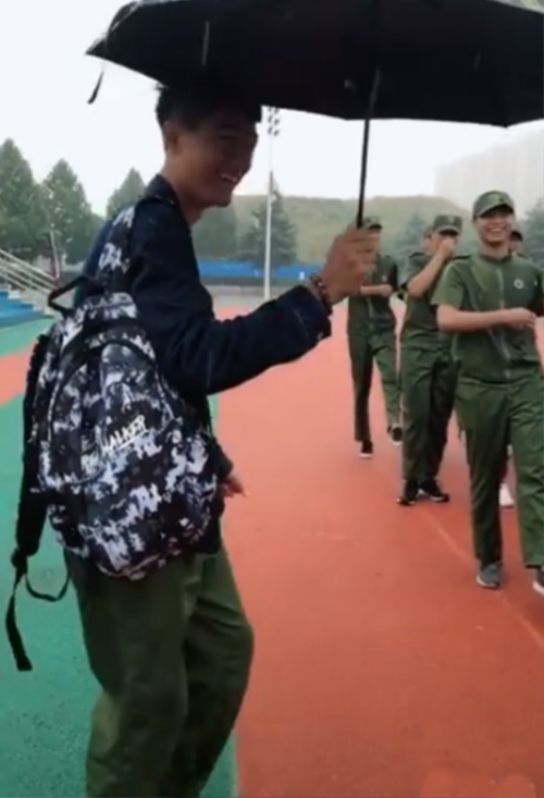 Chỉ với 15 giây, soái ca khiến các cô gái ‘đổ gục’ vì cầm ô che mưa cho bạn gái tập quân sự! - Ảnh 2.