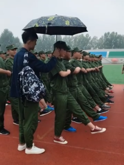 Chỉ với 15 giây, soái ca khiến các cô gái ‘đổ gục’ vì cầm ô che mưa cho bạn gái tập quân sự! - Ảnh 3.