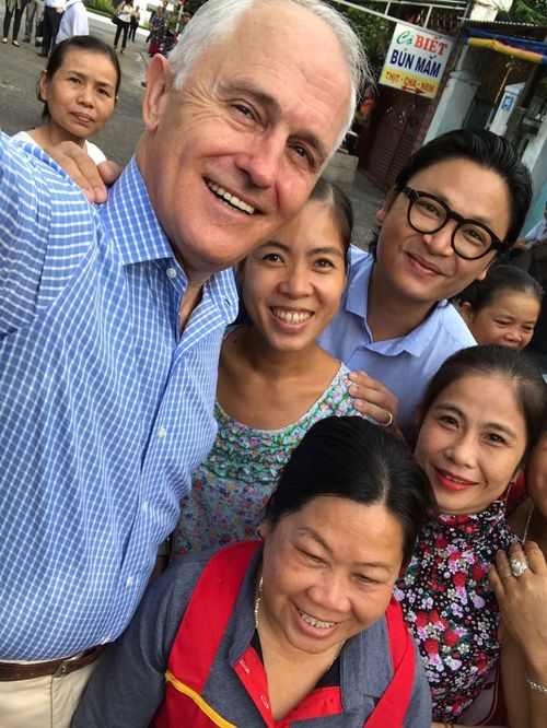 Thủ tướng Australia cùng đầu bếp gốc Việt nổi tiếng ra vỉa hè Đà Nẵng mua bánh mỳ ăn sáng Thủ tướng Australia cùng đầu bếp gốc Việt nổi tiếng ra vỉa hè Đà Nẵng mua bánh mỳ ăn sáng
