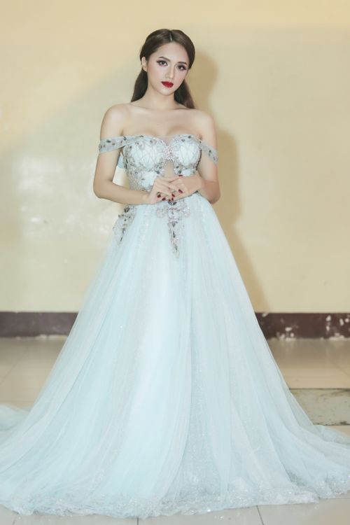 Những bộ váy thảm họa mang thương hiệu Hương Giang Idol