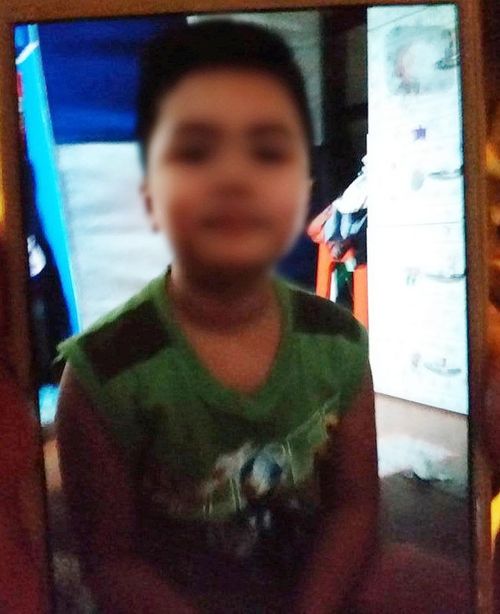 Mẹ bé trai bị bạo hành gãy xương sườn, rạn sọ não: ‘Nhìn con tôi xót quá, 2 mẹ con cứ thế ôm nhau khóc’ Mẹ bé trai bị bạo hành gãy xương sườn, rạn sọ não: ‘Nhìn con tôi xót quá, 2 mẹ con cứ thế ôm nhau khóc’