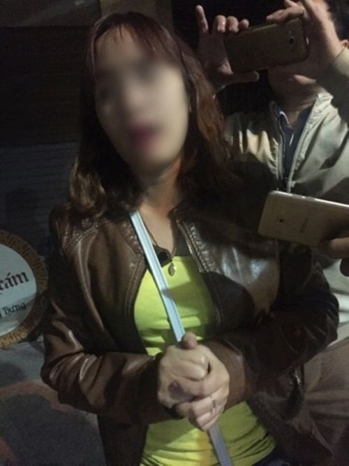 Mẹ bé trai bị bạo hành gãy xương sườn, rạn sọ não: ‘Nhìn con tôi xót quá, 2 mẹ con cứ thế ôm nhau khóc’ Mẹ bé trai bị bạo hành gãy xương sườn, rạn sọ não: ‘Nhìn con tôi xót quá, 2 mẹ con cứ thế ôm nhau khóc’