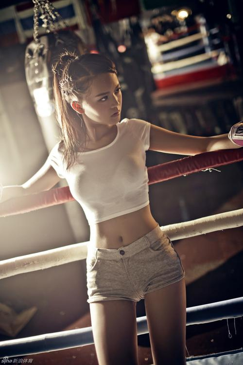 Nữ MC thể thao gây sốt với bộ ảnh boxing nóng bỏng - Ảnh 3.