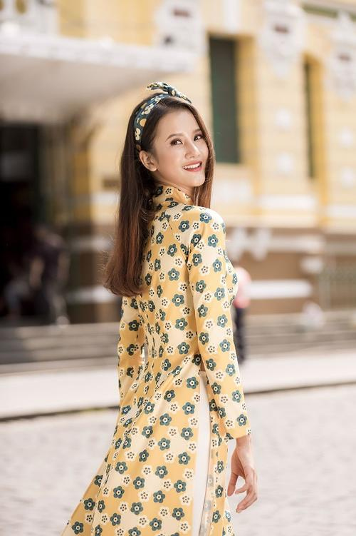 Sự trẻ trung, linh hoạt với tà áo dài truyền thống của Hương Ly gợi cho khán giả nhớ đến vẻ đẹp phồn hoa của Sài Gòn xưa.