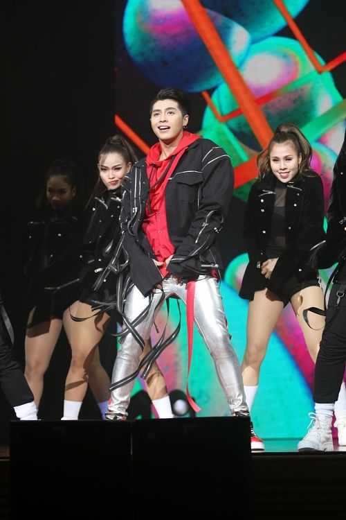 5 lần 7 lượt, Noo Phước Thịnh đã ‘đốt cháy’ sân khấu quốc tế thế này 13