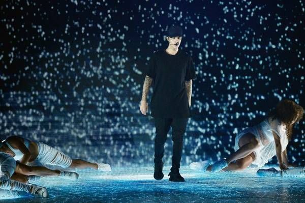 Justin Bieber là một trong những nghệ sĩ biểu diễn tại MTV Video Music Awards 2015. Nam ca sĩ trẻ mang đến ca khúc mới What Do You Mean?, Justin treo người trên dây cáp bảo hiểm để hát trên không trung.