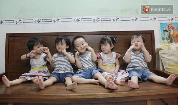 Năm đứa trẻ đáng yêu trong ca sinh 5 đầu tiên tại Việt Nam. Các bé được gọi lần lượt là : Cả, Hai, Ba, Tư, Út.
