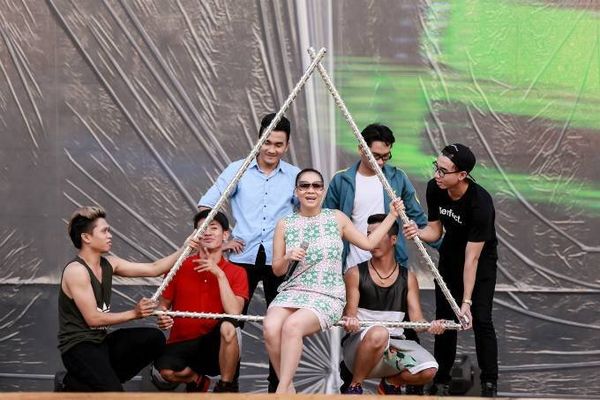 Thu Minh tươi tắn suốt buổi tập cùng các vũ công nhưng đồng thời cũng rất kỹ lưỡng trong việc cân chỉnh âm thanh cùng ban nhạc nên phần duyệt chương trình của cô tốn thời gian khá nhiều.
