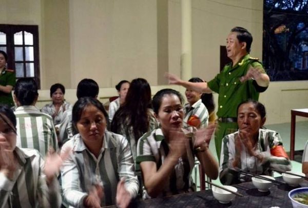 Đại tá Trần Hữu Thông, Giám thị trại giam Thủ Đức cho biết, phân khu giam giữ số 2 có 65 nữ phạm nhân được hưởng đặc xá. Các bước xét duyệt, kiểm tra được thực hiện công khai minh bạch. Phía giám thị trại luôn quan tâm sâu sát, giáo dục phạm nhân cố gắng học tập, tái nhập cộng đồng, làm lại cuộc đời, cố gắng thành công dân tốt, đóng góp xã hội.