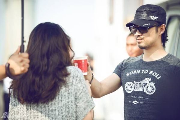 Loạt ảnh hậu trường hé lộ cảnh Uông Phong chăm sóc bạn gái xinh đẹp. Rocker từng trải qua 2 cuộc hôn nhân trước khi đến với Chương Tử Di. Anh cầu hôn cô hồi tháng 2 vừa qua.