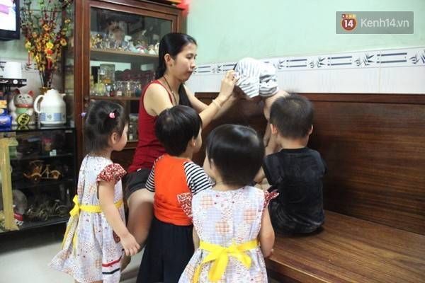 Theo chị Thư, vì sinh 5 nên... cái gì cũng nhân 5. Nhiều lúc chỉ việc cho các con vệ sinh, ăn sáng, tắm cho chúng cũng mất hết cả buổi.
