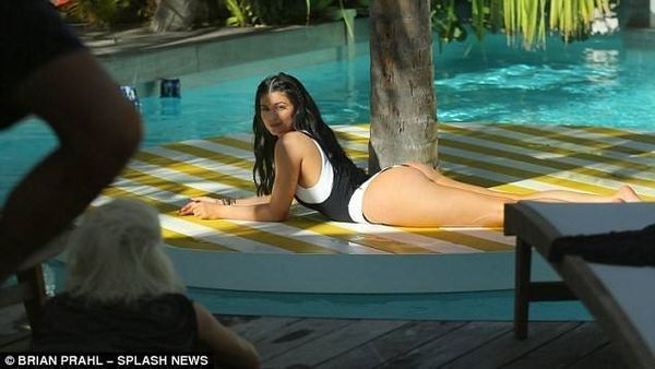 Kylie cũng mang vóc dáng đồng hồ cát như các chị gái với vòng 1 đầy đặn, eo nhỏ xíu và vòng 3 tròn trịa. Trong suốt buổi chụp ảnh, bạn trai cô là rapper Tyga chăm chú quan sát.