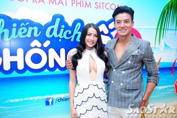 Cô tranh thủ chụp ảnh cùng Hiếu Nguyễn, một trong ba gương mặt mới của phần 2. Trong phim, nam diễn viên sinh năm 1990 vào vai Mạnh Khôi - chàng thanh niên lịch lãm gốc Bắc làm việc trong lĩnh vực marketing. Nhân vật vốn là người kỹ tính, gia trưởng, rất ga-lăng nhưng hay sĩ diện, yêu bản thân, thông minh và độc lập. Vai diễn gần như được “đo ni đóng giày” cho anh nên hứa hẹn sẽ là điểm nhấn thú vị trên sóng truyền hình thời gian tới.