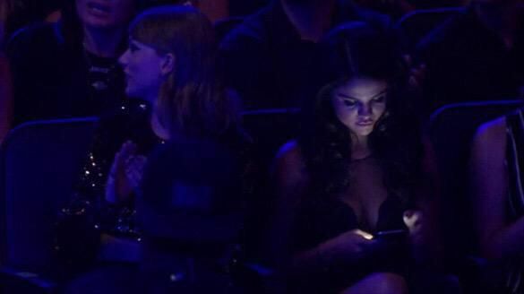 Trong số những người chứng kiến Justin khóc có Selena Gomez - bạn gái cũ của nam ca sĩ. Gương mặt Selena không biểu hiện nhiều cảm xúc. Cựu công chúa Disney thậm chí ngồi xem điện thoại khi Justin đang biểu diễn. Tại Grammy hồi đầu năm, Selena cũng có màn trình diễn cảm xúc với ca khúc The Heart Wants What it Wants.