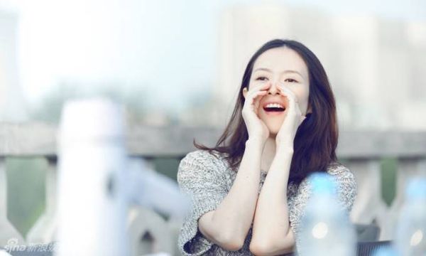 Kể từ khi yêu Uông Phong, Chương Tử Di “lấn sân” âm nhạc bằng diễn xuất. Mới đây, Hoa đán gây chú ý khi tham gia vào MV mới của bạn trai No Where To Let Go phát hành vào ngày 26/8. Trong MV, Chương Tử Di xuất hiện với vẻ thuần khiết, nữ tính.