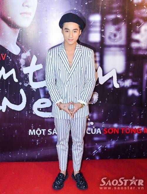Nội dung MV "Âm thầm bên em" được xây dựng như một phim ngắn. Sơn Tùng M-TP vào vai một tay giang hồ yêu cô gái làm nghề bán hàng.