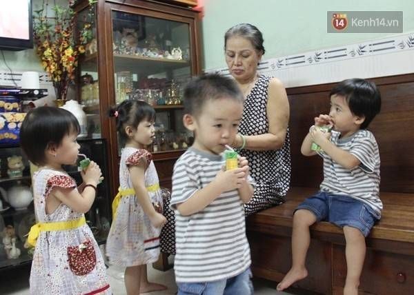 Trong lúc chị Thư bận dọn dẹp, nấu ăn, bà nội sẽ trở thành người giữ trẻ