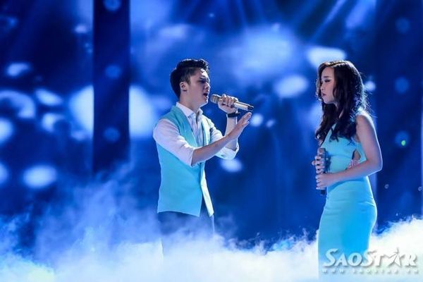 Ngọc Sang và Bảo Uyên thể hiện ca khúc hit của Bùi Anh Tuấn. Cả hai thật tình cảm khi song ca Nơi tình yêu bắt đầu, một sáng tác của nhạc sĩ- diễn viên Tiến Minh.