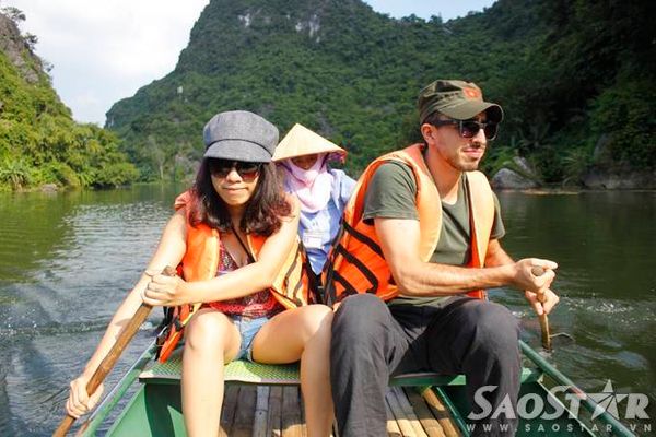 Những thanh niên khỏe mạnh, kể cả người nước ngoài thử chèo thuyền một chốc cũng đã mỏi tay. Trong khi đó, những người lái thuyền ở đây lúc nào cũng tay chèo thoăn thoắt vững tay chèo như không hề biết mệt mỏi trong suốt hành trình.
