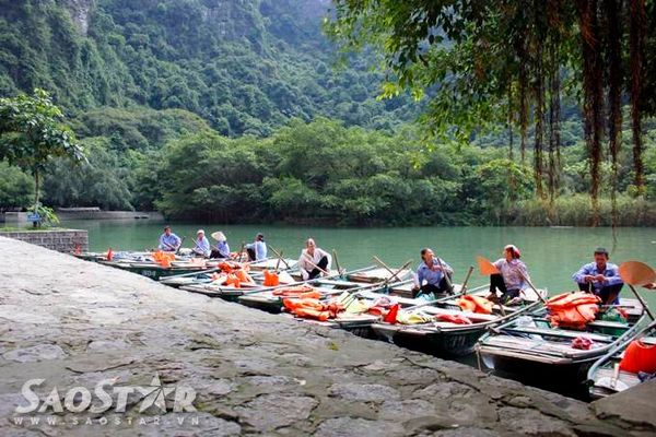 Được biết các lái thuyền Tràng An thường đến xếp hàng từ 5 giờ sáng để chờ đón khách nhưng nhiều khi cả ngày chẳng lái được chuyến nào vì vắng khách hoặc chưa kịp đến lượt mình thì khu du lịch đã đến giờ đóng cửa.