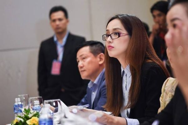 Cựu hoa hậu thu hút sự chú ý với chiều cao nổi bật, phong cách thời trang giản dị cùng nụ cười rạng rỡ. Đảm nhận vai trò cầm cân này mực cho cuộc thi, Mai Phương Thúy bày tỏ sự hào hứng cùng các vị giám khảo khác lựa chọn những gương mặt nổi bật của khu vực miền Bắc đi tiếp vào vòng trong của cuộc thi.