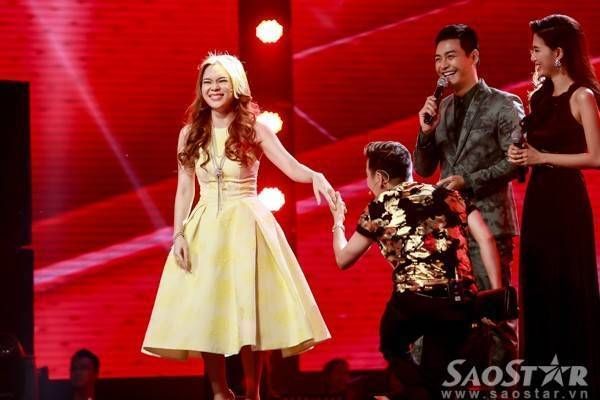 Đàm Vĩnh Hưng vẫn rất ga-lăng với "người thương" của mình. Anh quỳ gối đón Mỹ Tâm một cách trịnh trọng.