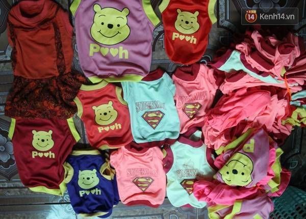 Một chiếc áo cho chó có giá từ 15.000 đồng đến 38.000 đồng, bán theo kiểu lớn hơn một size thì thêm 2.000 đồng. Thường Trâm sẽ đi mua vải ký, về cắt may, những mẫu hình đơn giản thì em sẽ in để tiết kiệm chi phí, Trâm cũng là "nhà thiết kế" cho những bộ đồ đáng yêu này.