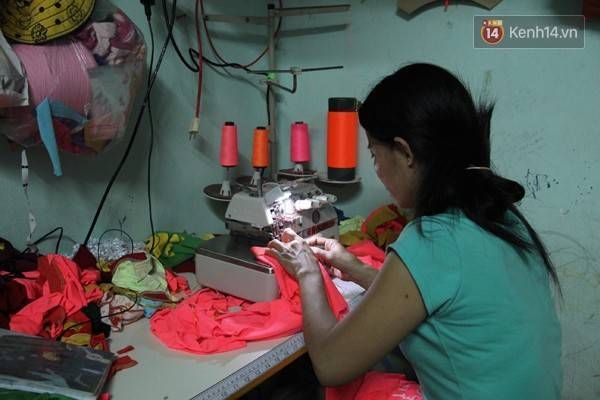 2-4fefaMẹ của Trâm sẽ là người may quần áo để Trâm đi bán, vì hai năm nay cô bị bệnh bướu cổ, sức khỏe yếu, không còn đi phụ hồ được nữa. Chiếc máy may và máy vắt sổ được người ta bán trả góp, đến nay còn nợ tiền hơn 2 triệu đồng.