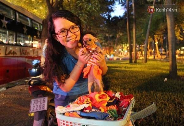 Bạn Trần Thanh Bình (SN 1996, ngụ Q.11) cho biết: "Nhà mình có hai bé cún, mình rất thích làm điệu cho chúng, mình thấy đồ Trâm bán kiểu dáng dễ thương và rẻ hơn ở các cửa hàng thú cưng rất nhiều".