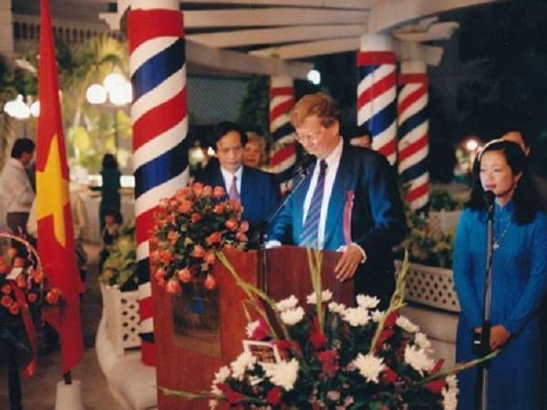 Đại sứ Jens Otterbech trong ngày lễ Quốc khánh của Na Uy, ngày 17/5/1997 tổ chức ở khách sạn Metropole tại Hà Nội. Ảnh: Đại sứ cung cấp