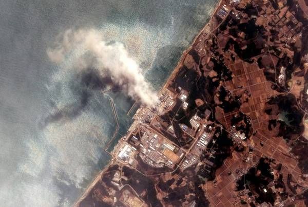 Khói bốc lên từ nhà máy điện hạt nhân Fukushima sau khi trận động đất lớn xảy ra ở vùng đông bắc Nhật Bản. Sóng thần hình thành không lâu sau đó và tấn công vùng ven biển hồi tháng 3/2011.