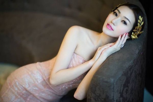 Vừa qua, Khánh My khiến nhiều người bất ngờ khi quyết định bỏ qua những bộ cánh nóng bỏng để lựa chọn trang phục đầm dạ hội theo phong cách cổ điển cho việc chụp bộ ảnh mới.