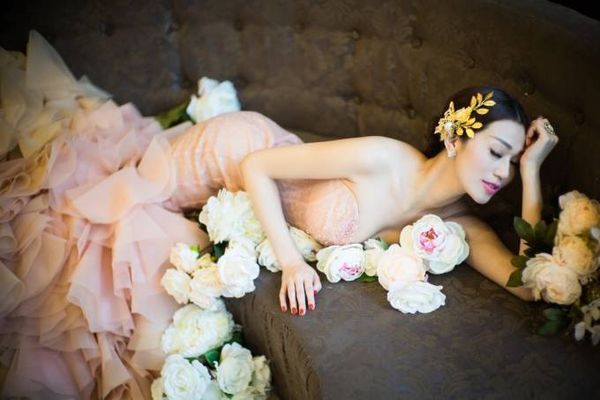 Trong các shoot hình mới, giải Vàng cuộc thi Ngôi sao Người mẫu 2010 ghi điểm với công chúng bằng nét dịu dàng, thanh lịch.