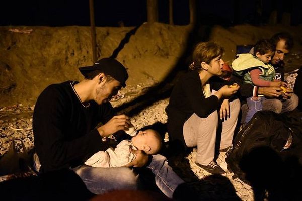 Sau vụ việc, Macedonia tuyên bố tình trạng báo động. Trong ảnh là anh Abed Hadi, 19 tuổi đã cho đứa con mới sinh bú sữa trong đêm.