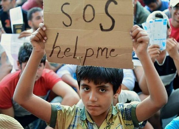 “Chính phủ Áo và Hungary cho phép những người tị nạn không có giấy tờ tùy thân lên tàu đến Đức vào ngày hôm qua, nhưng hiện tại số lượng người nhập cư quá đông nên chúng tôi chỉ làm đúng theo quy tắc của EU mà thôi”, phát ngôn viên của chính phủ Hungary, ông Zoltan Kovacs nói.