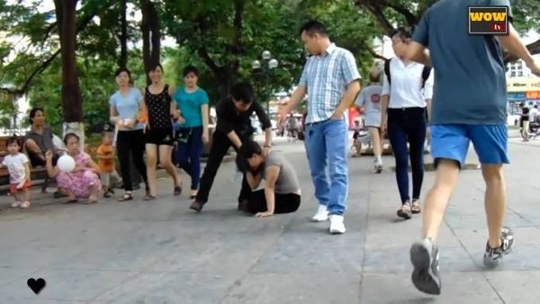 người Việt Nam làm gì khi một cô gái bị bạo hành_ tôi đánh cô gái này và đây là câu trả lời... - YouTube (720p).00_01_16_24.Still006