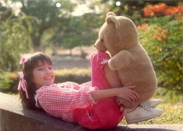 Hiền Thục khi mới 10 tuổi. Thời điểm trên, cô cùng Quang Vinh là hai ngôi sao ở Nhà thiếu nhi Quận 1 (TP HCM) và có cơ hội góp mặt trong nhiều chương trình ca nhạc lớn nhỏ.