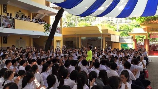 Trong khi đó, Đàm Vĩnh Hưng quyết định dành buổi sáng để trở lại trường THPT Nguyễn Thượng Hiền (Quận Tân Bình, TP HCM) - nơi anh từng học trước đây - để hát và giao lưu cùng các "đàn em".