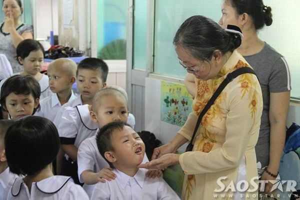 3. Bé trai bỡ ngỡ khi lần đầu dự lễ khai giải vào lớp 1. Khi các bạn háo hức vào dự lễ thì “anh chàng” này lại làm nũng với cô giáo.