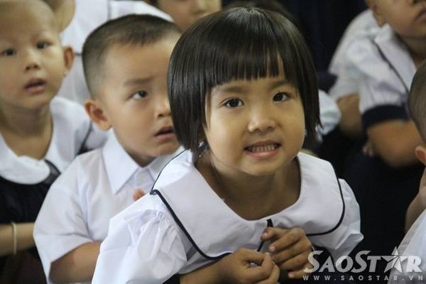 4. Nhiều cô bé, cậu bé rạng ngời nụ cười trên gương mặt khi được bố mẹ chuẩn bị đồng phục tươm tất trong ngày khai giảng đầu tiên.