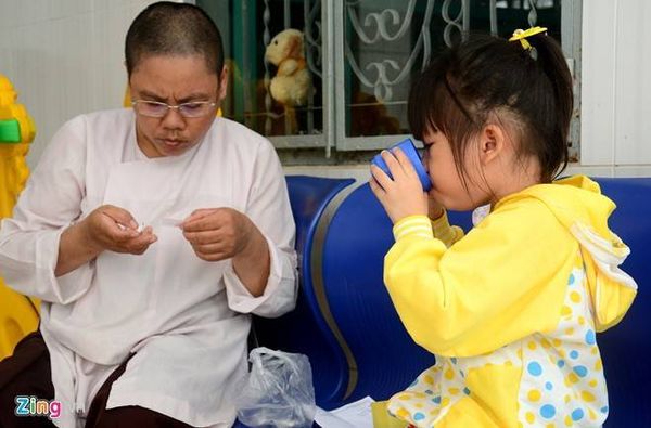 Trong khi đó, Thoại bị sốt từ đêm qua nên không được đi dự khai giảng vào trường mầm non. Bé phải đi khám và uống thuốc để hạ sốt.