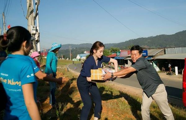 Trước đó, Angela Phương Trinh cùng đoàn từ thiện mang những phần quà bao gồm dụng cụ học tập, thức ăn dinh dưỡng, đồ vệ sinh răng miệng... để tặng các em học sinh. Trường tiểu học Đạ Nhim có khoảng 460 em học sinh, trong đó 95% là các em dân tộc thiểu số với cuộc sống còn nhiều khó khăn.