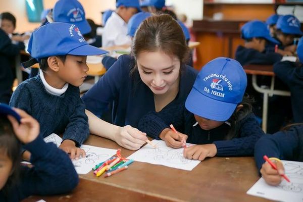 Angela Phương Trinh và các tình nguyện viên cũng tổ chức những trò chơi mang tính kết nối, sáng tạo, giáo dục như nhảy bao bố, tô tượng…