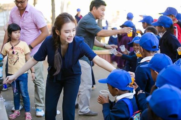 Thời gian gần đây, Angela Phương Trinh ghi điểm với giới truyền thông lẫn công chúng qua sự thay đổi rất rõ nét về hình ảnh và phong cách sống. Cô luôn xuất hiện ở các sự kiện giải trí với gu thời trang thanh lịch, quyến rũ. Ngoài ra, Angela Phương Trinh không tạo ra bất kỳ ồn ào nào về phát ngôn, hành động sốc nổi. Không chỉ nhiệt tình tham gia chuyến đi trao quà ở xã nghèo Đạ Nhim, cô còn mỗi tháng 2 lần cùng mẹ đi phát cơm cho người nghèo lang thang tại TP HCM.