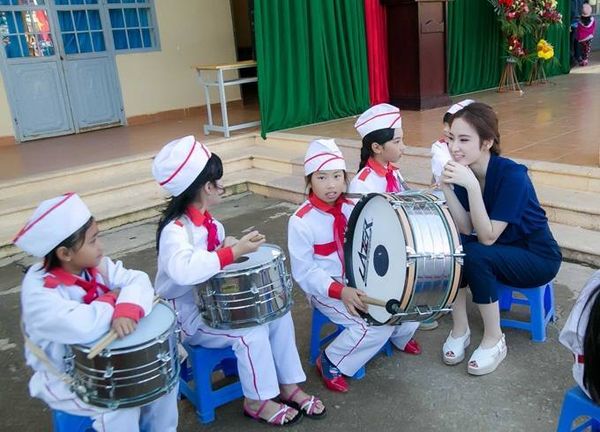 Cô cho biết thêm, ngày còn bé, gia đình mình cũng gặp nhiều khó khăn, nên bản thân rất hiểu và chia sẻ hoàn cảnh với các em nhỏ ở vùng sâu.